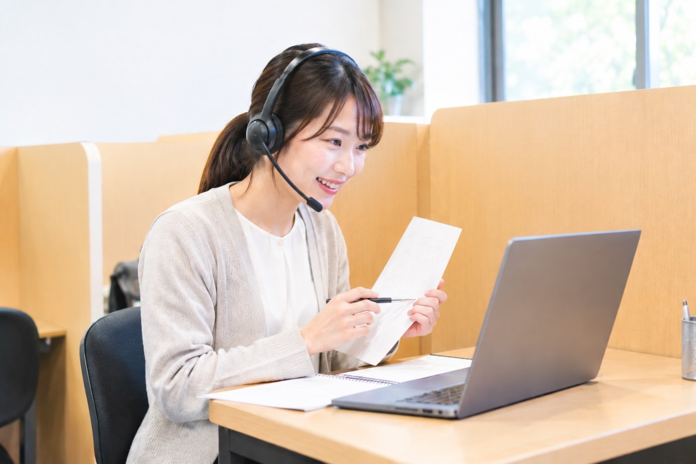 ノートPCの内蔵カメラに向かってオンライン授業をする女性講師