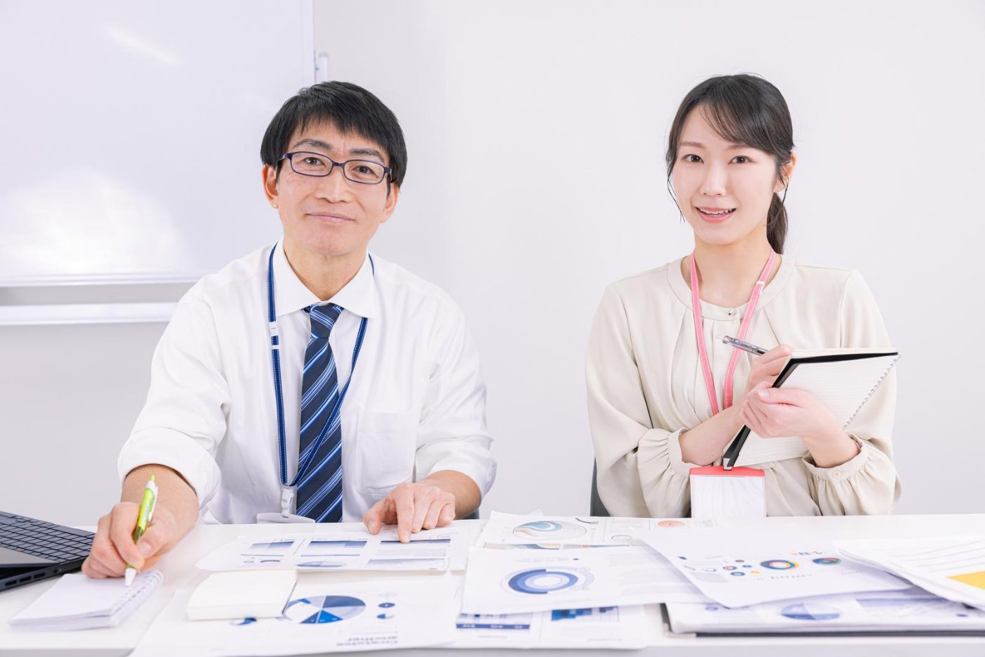 笑顔で相談に応じるスタッフ