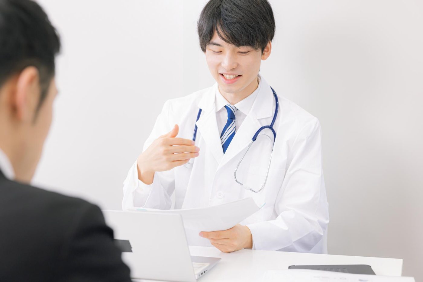 笑顔で説明するスタッフ