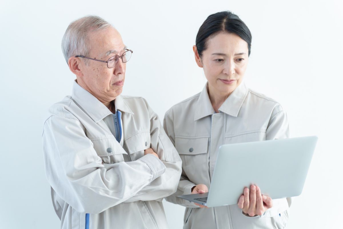 パソコンの前で困った表情の男性