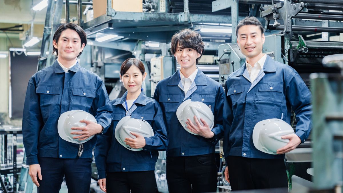 笑顔で打ち合わせをする男女